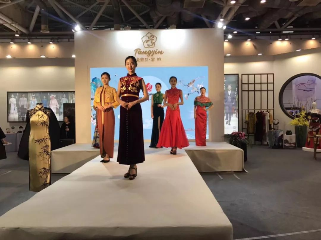 产品涵盖旗袍,婚庆礼装,西服,团体商务套装,金剪刀丝绸系列,金剪刀一