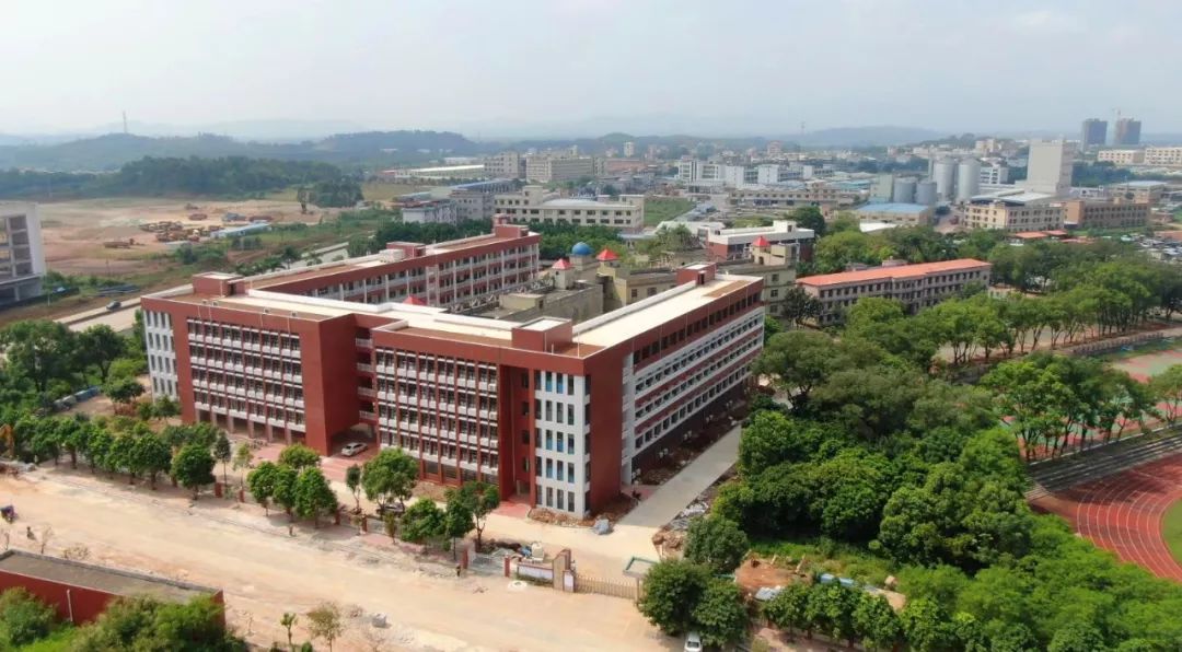 主题教育进行时杨侨中学扩建项目投入使用02将新增1000个高中学位