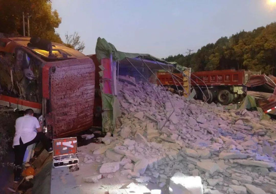 擎天柱vs威震天今早宜兴半挂车撞上大货车两败俱伤
