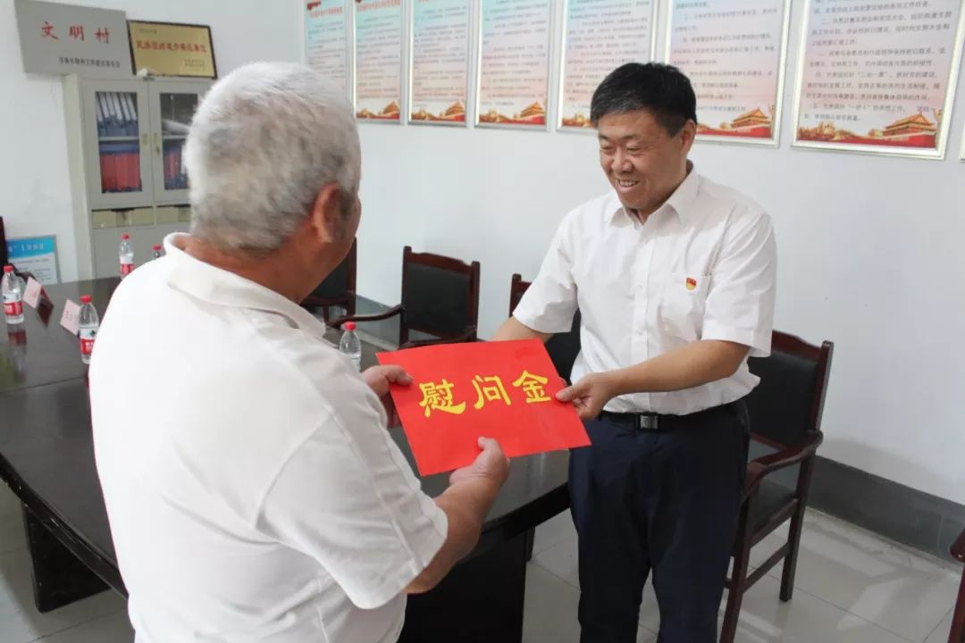 9月24日上午,县委常委,统战部部长孟庆华为张坊镇尹坊村白景玉同志