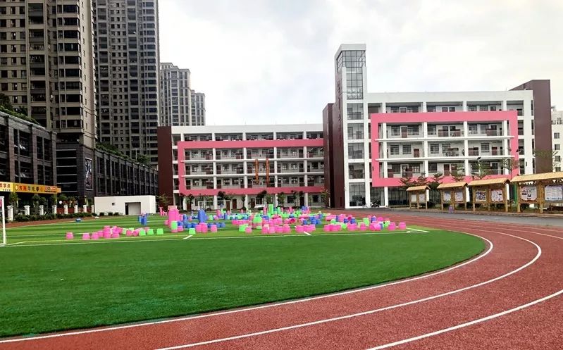 改办八一小学,建设小学,新增学位1万多个;加快建设同济小学,港北二中