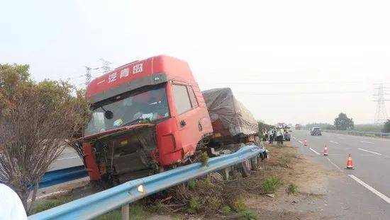 焦作:爆胎失控!一货车撞坏护栏80多米!惊险!