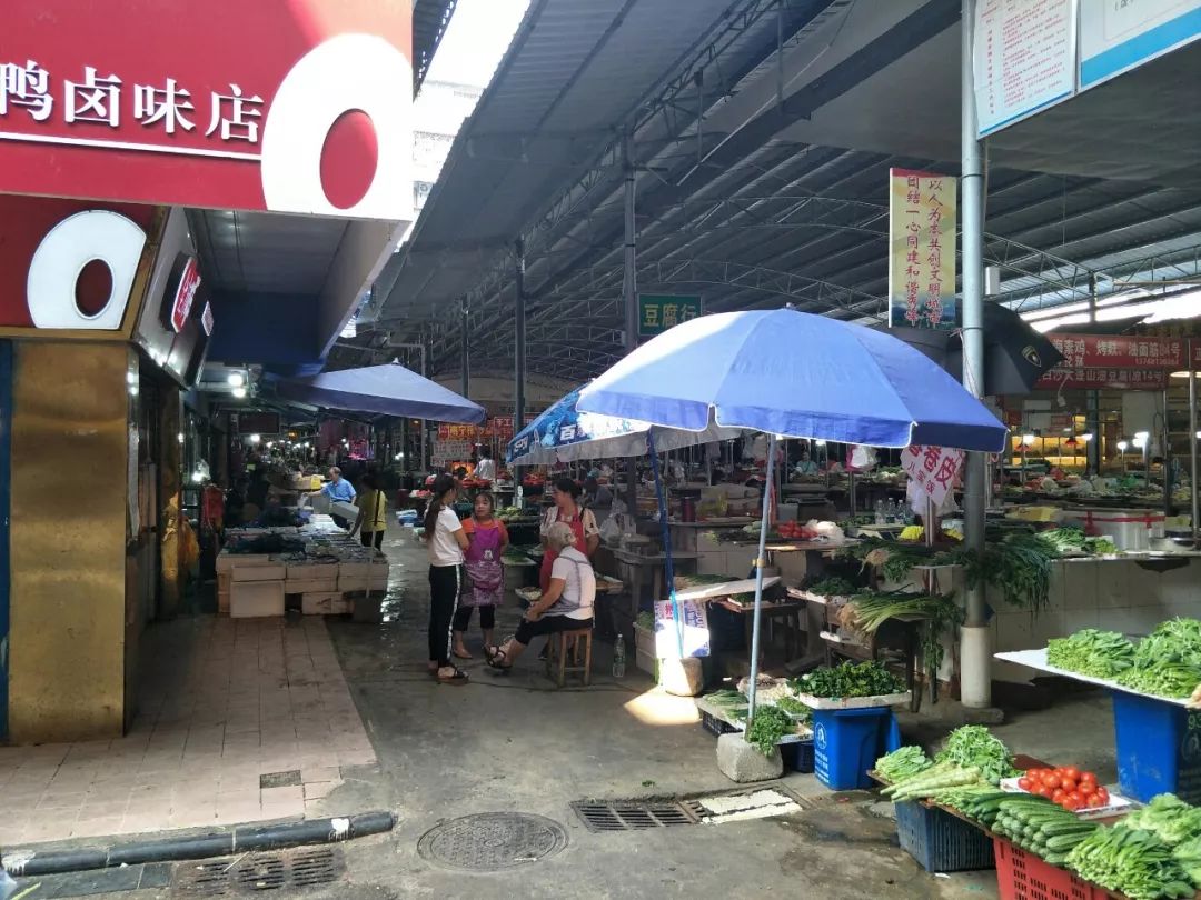 据桂林生活网网友爆料,9月20日,在桂林乐群菜市场,有一男子趁着摊主