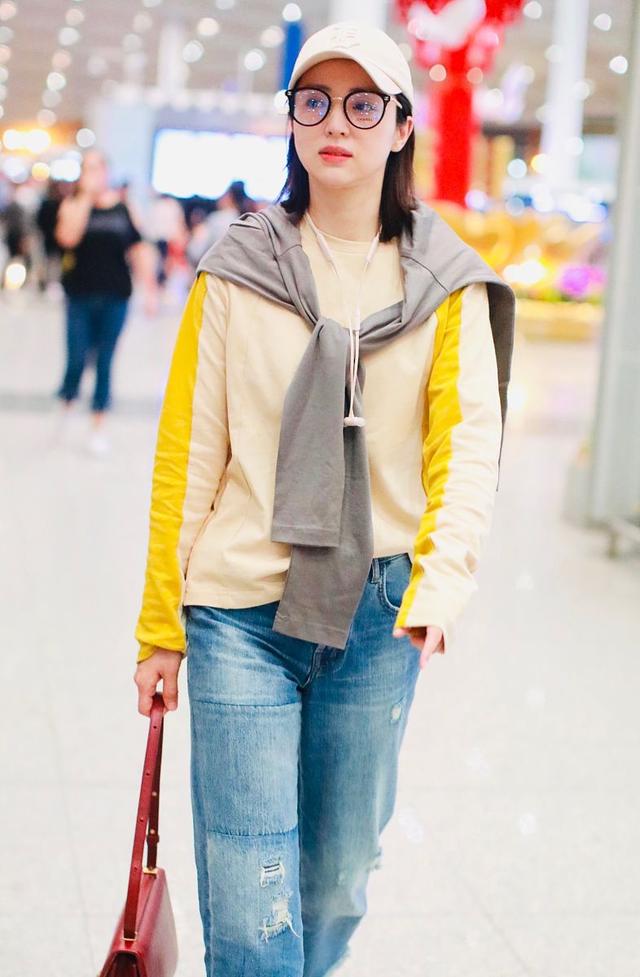 39岁董璇素颜现身,长袖叠搭加牛仔裤真随性,一身优雅气质难掩盖