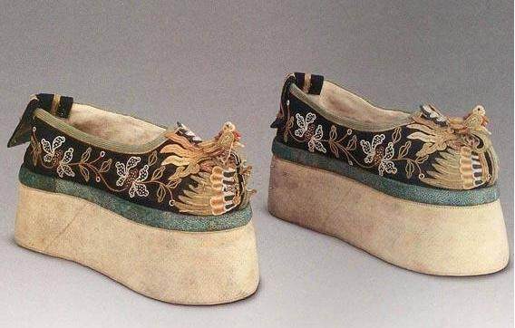 这款游戏没救了,偷偷给所有女角色都穿上高跟鞋