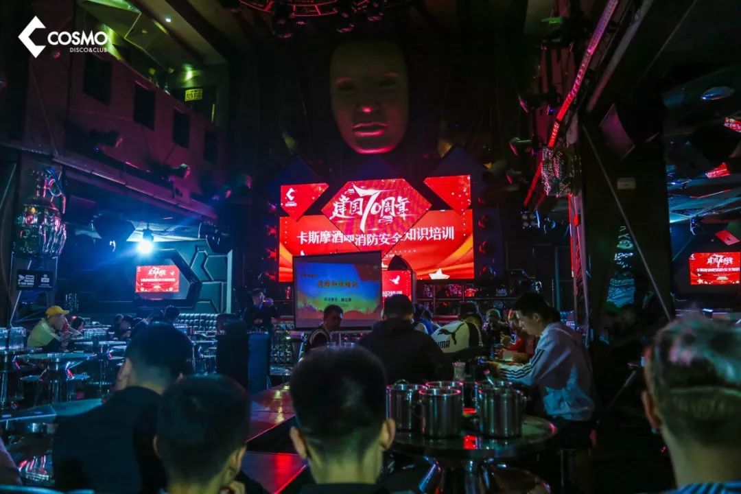 感谢领导百忙之中莅临卡斯摩酒吧培训现场做精彩培训.