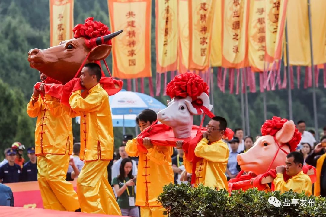 敬献三牲▲ 敬献供品▲ 恭读祭文▲ 乐舞告祭酬蚕节是盐亭传承