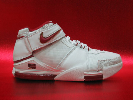 依旧现役第一人回望詹姆斯的球鞋历史上