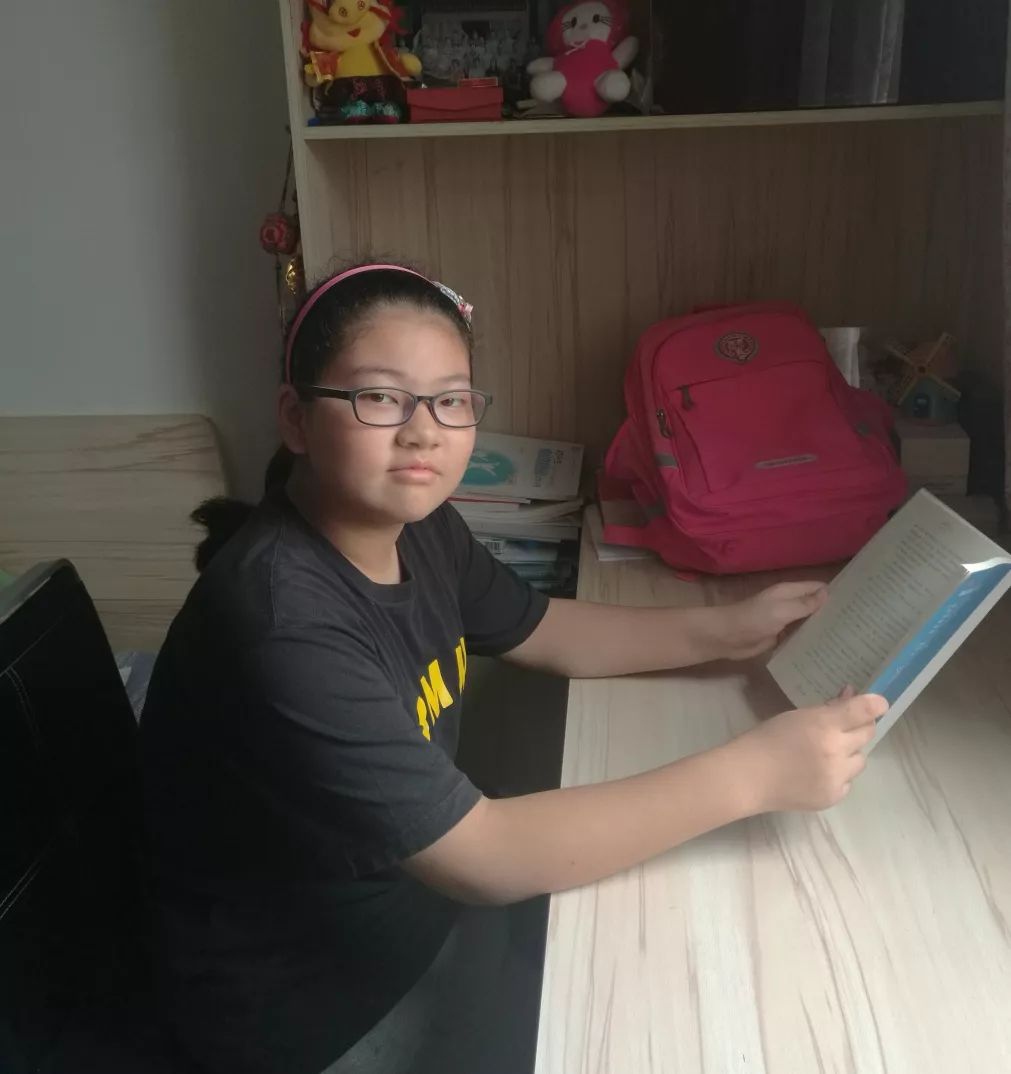 8岁起跟随宋美华老师学习陶艺.在区,市组织的陶艺比赛中多次获得佳绩.