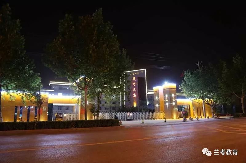 兰考三高师生热情高唱祖国赞歌庆祝新中国成立70周年