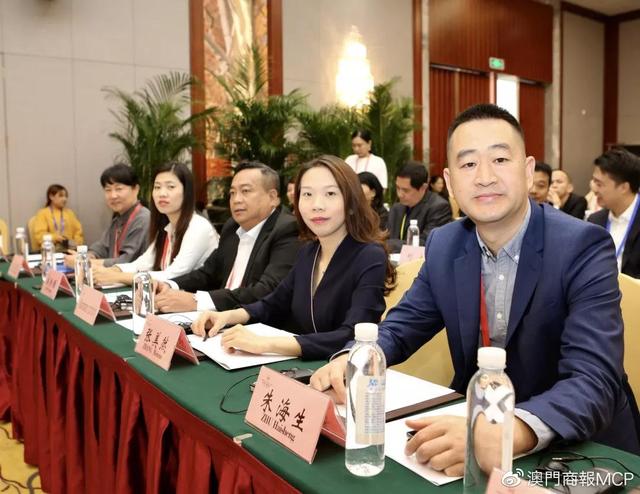 澳门商报社长朱海生(右一),澳门商报新媒体集团副总裁张美然(右二)