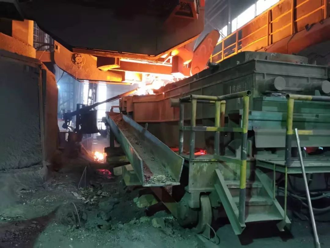 炼钢厂连铸车间在线生产期间中间包内的钢水悬浮物等需要定期排除,以