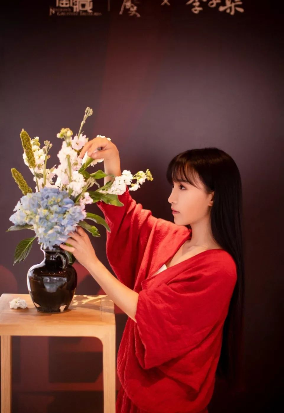 李子柒被故宫翻牌在海外爆红这个生活在农村的网红怎么这么牛