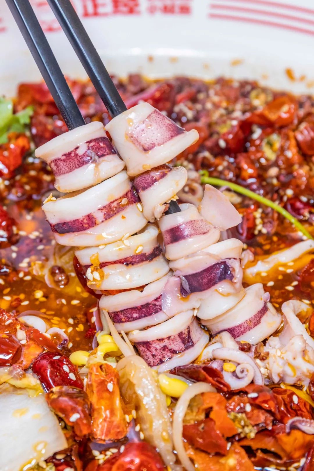 老板秘制的水煮老油经过辣椒的洗礼,更是把小鱿鱼全都收拾得服服帖帖.