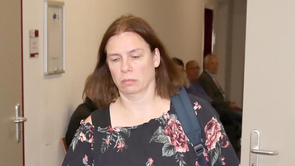 德国女子逼儿女装残疾骗保敛财还上电视秀