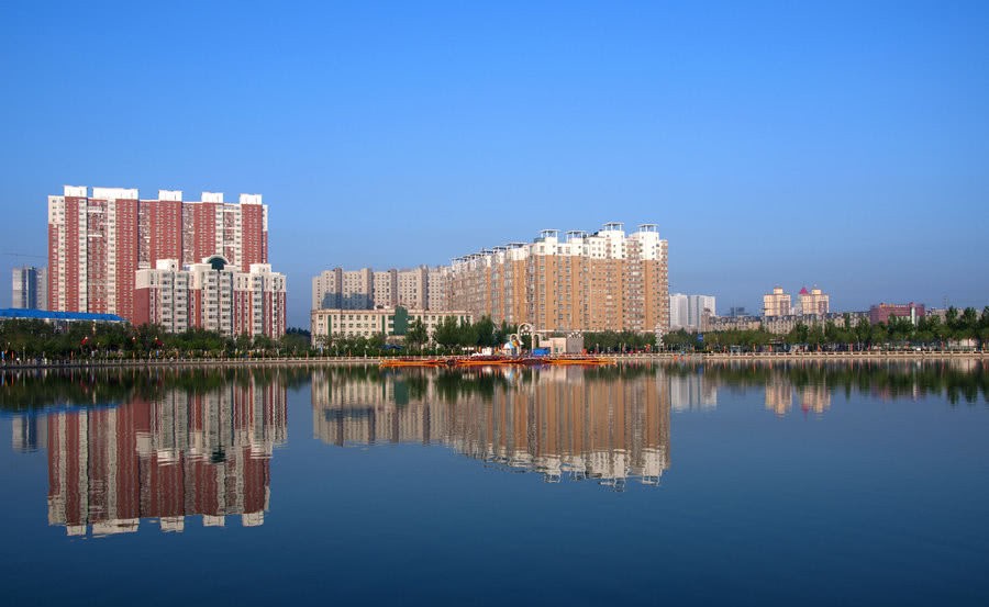 此外大庆还是我国著名的旅游城市,素有"天然百湖之城,绿色