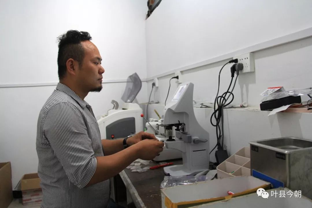乡村振兴进行时线上线下忙盈利又惠民叶县农村这家眼镜加工厂真中