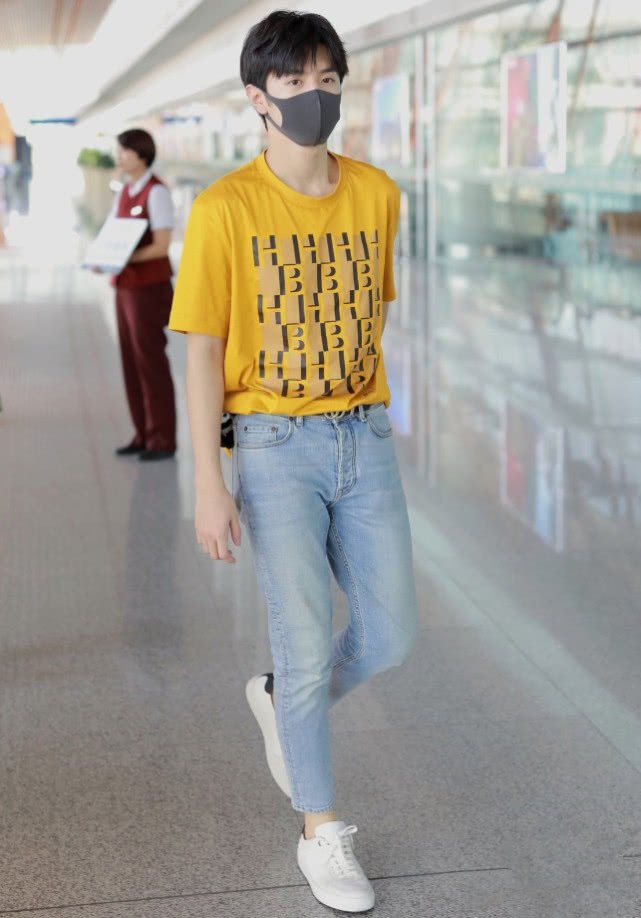 他是新版"小鱼儿",今t恤 牛仔裤走机场,成全场最靓的崽!_陈哲远
