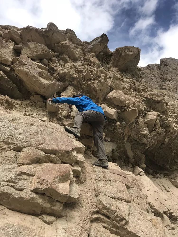 从左到右依次为:王铁男(18年珠峰登顶者),周继来(昆仑山历史研究者,数