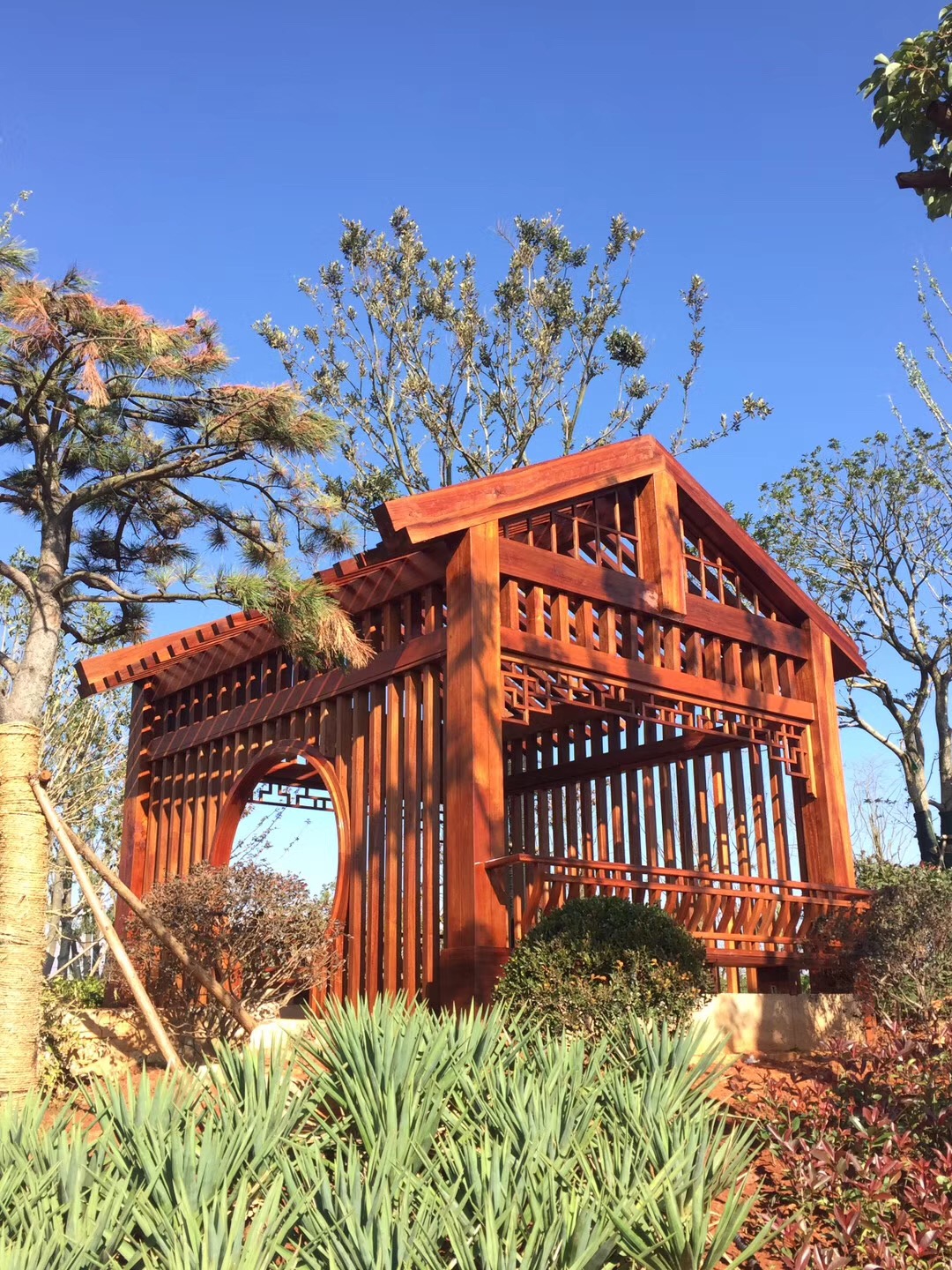 印尼菠萝格花架露台受高档别墅家私追捧-三根实业说