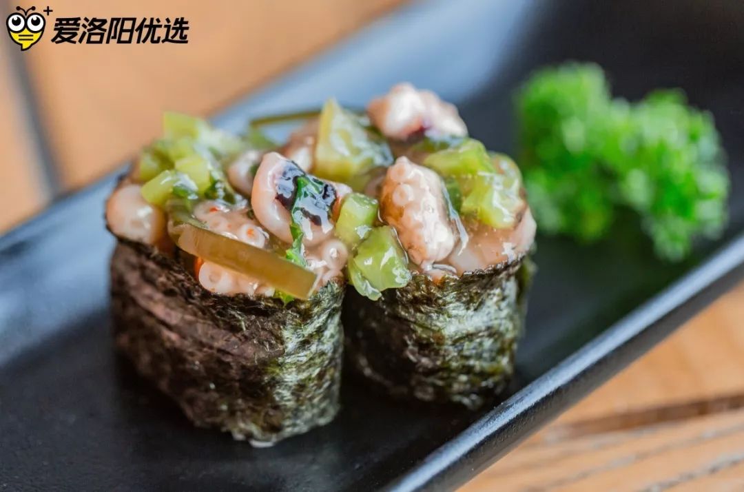 花式双拼寿司,芥末章鱼军舰,火炙加吉鱼都是不错的选择哦!