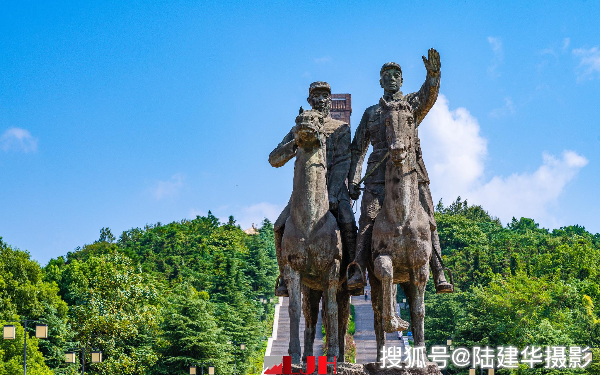 镇江茅山新四军纪念碑广场听响亮的军号声