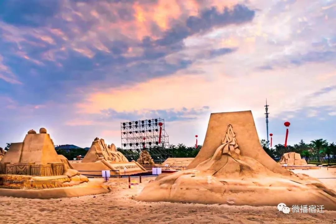 云龙山等大运河沿线诸多标志性文化景点也"搬"到了沙雕节现场马可波罗