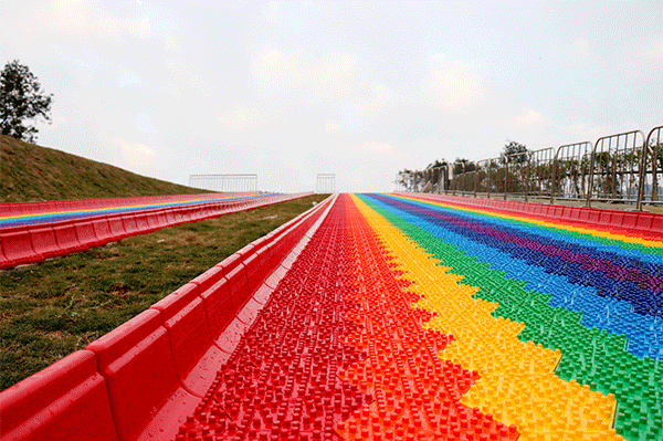 新疆还有滑沙内蒙有滑草,东北有滑雪嘉年华攻