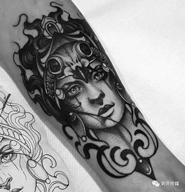 令诸神惊讶的是:一位体态婀娜,披坚执锐的美丽女神从裂开的头颅中跳了