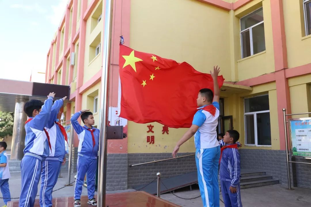 喜迎国庆大街小巷国旗飘街头洋溢中国红