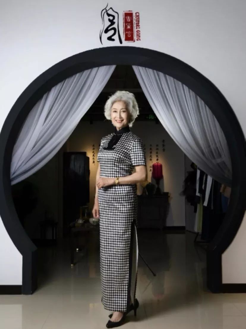 中国奶奶巴黎街头穿旗袍爆红网络:女人怎样才能优雅地老去?