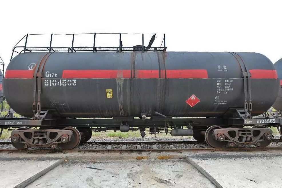 就知道我是个标准的"吃货"看外形圆鼓鼓的我是铁路罐车大家好