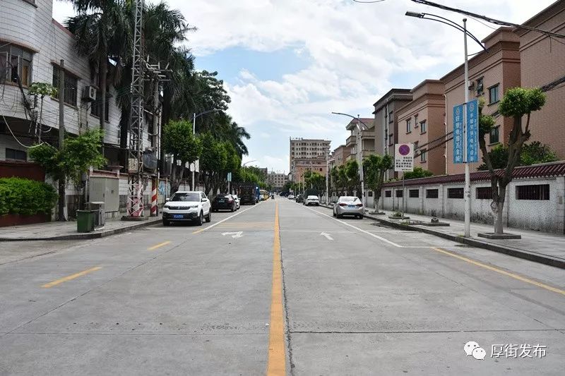 宝塘培贤路是西村小区的主要道路,双向两车道,两侧各划有一排停车位