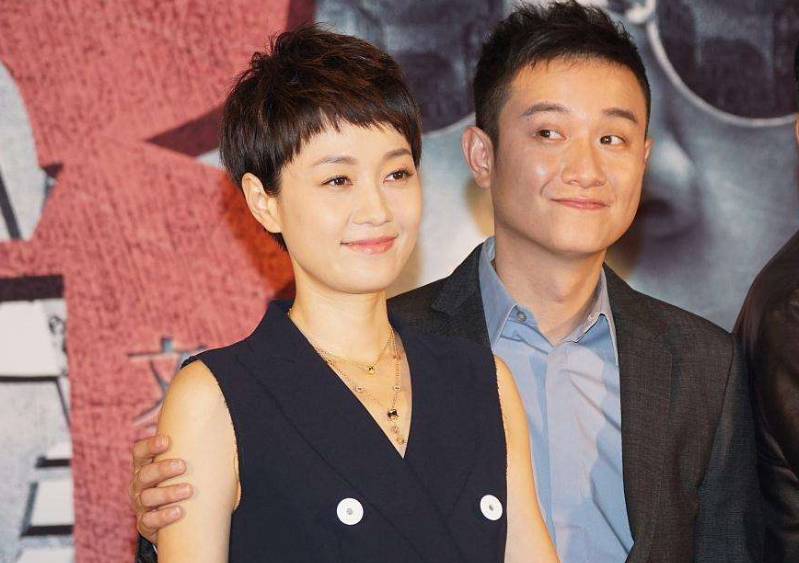 马伊琍离婚后解放天性趴在高伟光身上后醉后又和保剑锋搭肩膀