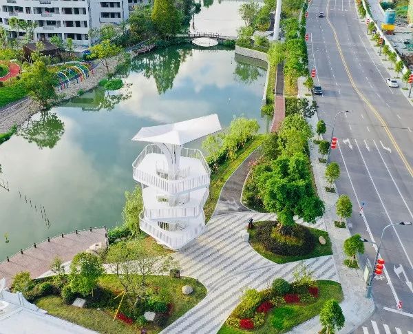 花瓣主题滨水街边小公园位于平阳城东新区经五路与环城路