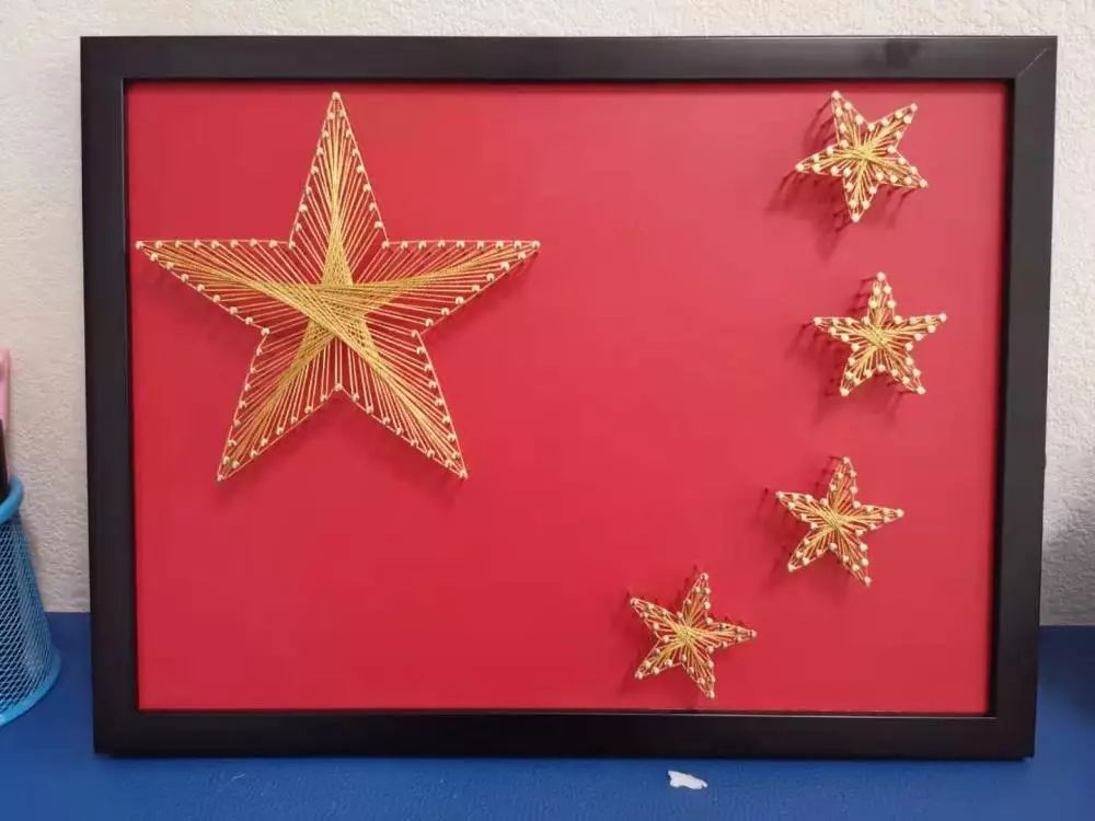 随后,孩子们把自己手工缝的五星红旗,平安福,画的图画,做的卡片等礼物