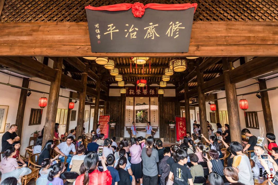 9月21日下午,晋江2019年秋季"家风书场"首场演出在五店市布政衙举行.