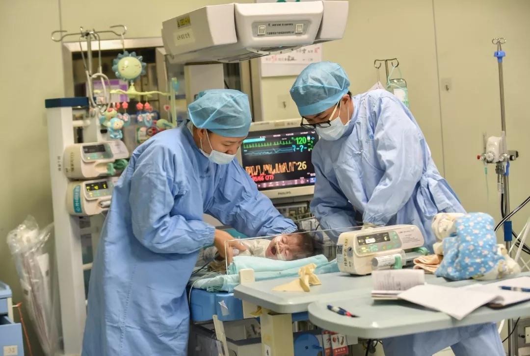 5小时艰难手术后她换上4岁男童心脏8日13点40分,协和护心团队抵达武汉