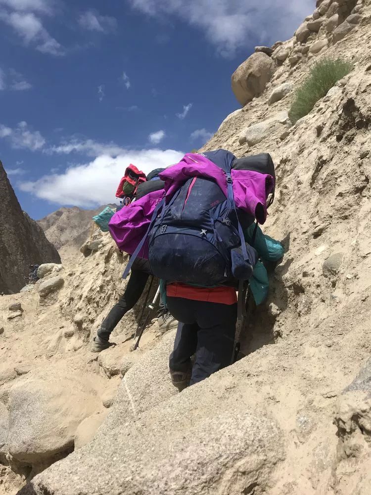 从左到右依次为:王铁男(18年珠峰登顶者),周继来(昆仑山历史研究者,数