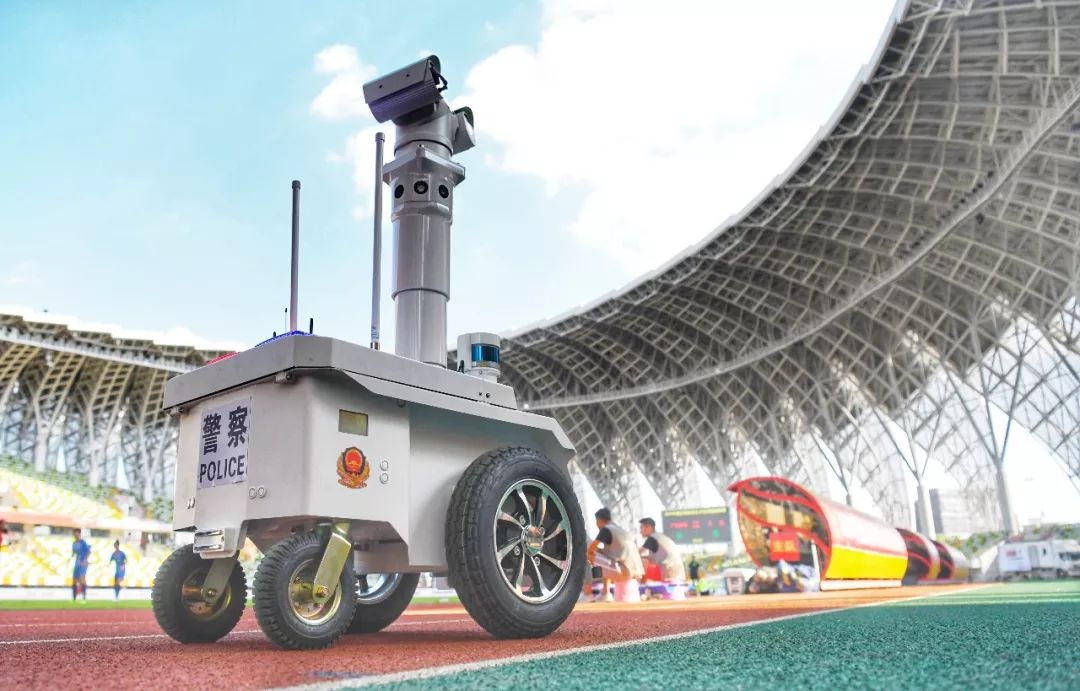 五华首台警用巡逻机器人上岗执勤