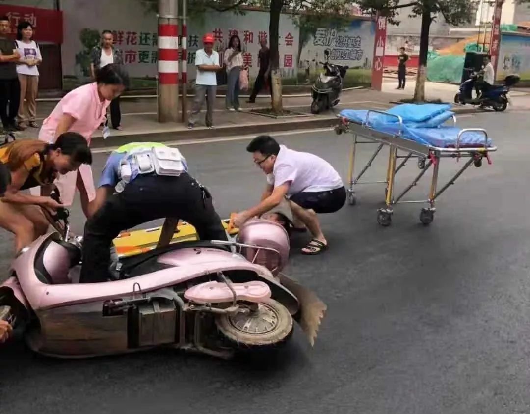 骑乘两轮摩托车,电动车上路的人有很多,但仍有部分人员交通安全意识