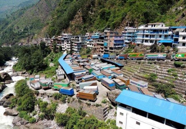 中国尼泊尔边境口岸对比一边是楼房一边是小屋反差有点大