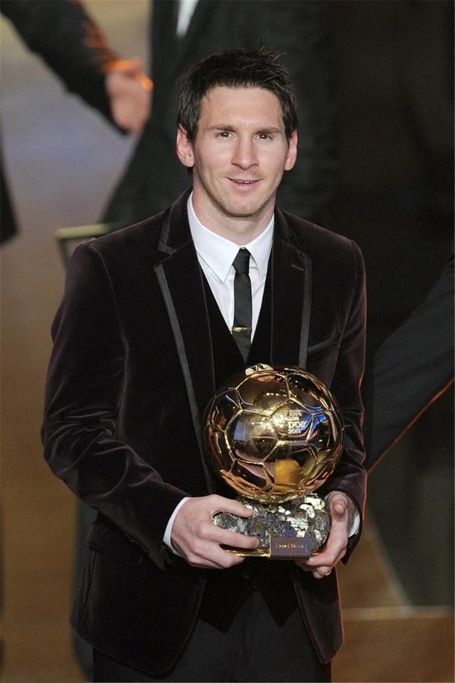 梅西第六次当选足球先生!寸头配西装领奖荷尔蒙爆棚,32岁正当年