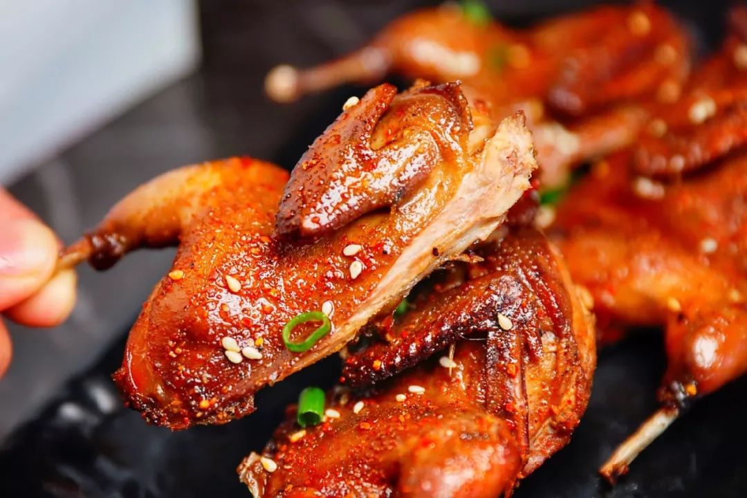 鹌鹑外皮微焦,几乎可以连骨嚼碎,肉质不干不柴,里面的每一丝肉都十分