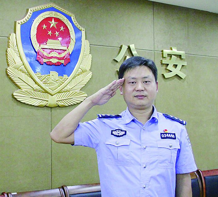 如今,他是茶陵县公安局案件侦破的一把"尖刀",凭借着过硬的业务素质和