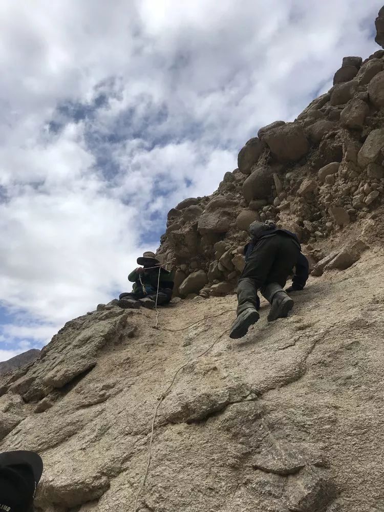从左到右依次为:王铁男(18年珠峰登顶者),周继来(昆仑山历史研究者,数
