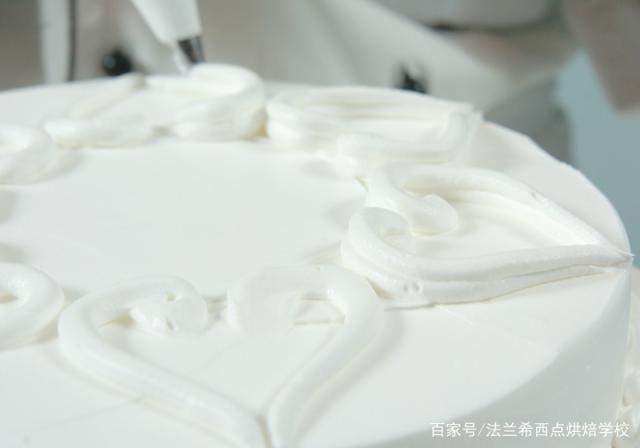 烘焙培训老师传授裱花入门秘诀 第一次裱花就成功轻松上手_奶油
