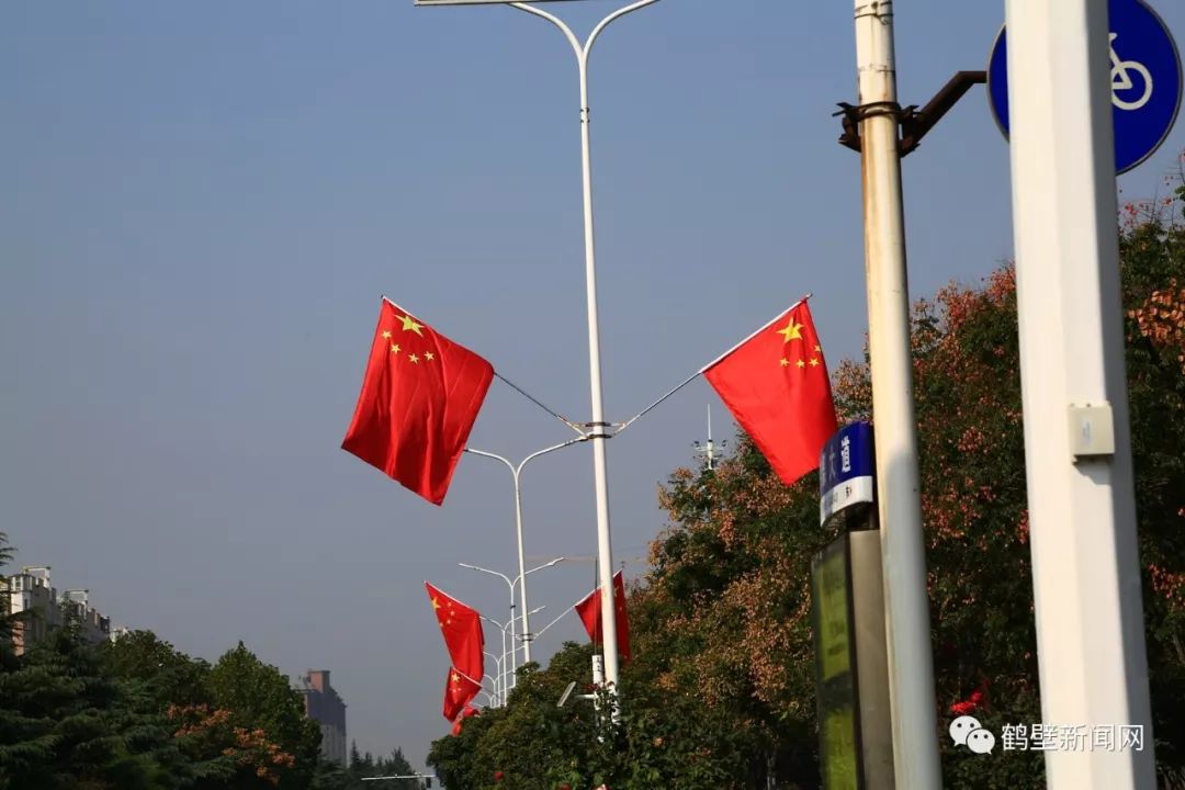 【身边】悬挂国旗迎国庆,鹤壁街头尽显"中国红"_旗杆