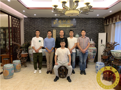 "何氏散手"吴可伟为师兄弟表演套路_何伟