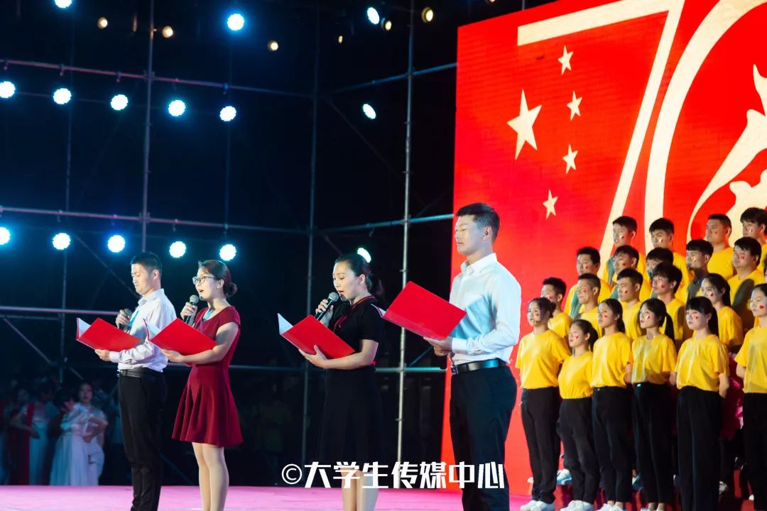 节目十五:歌伴舞《 我爱你,中国 》节目十六:合唱《 今天是你的生日